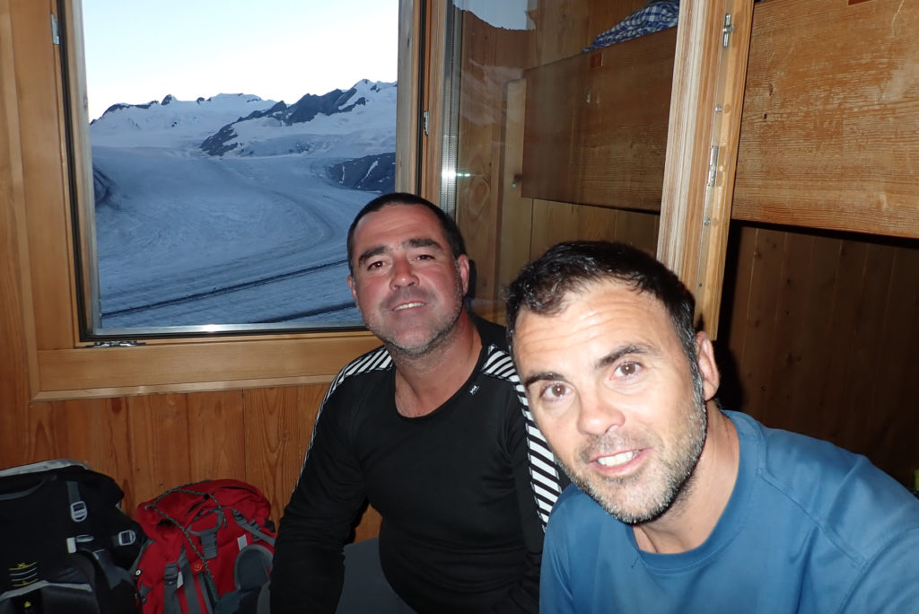 Pau y Manolet en la habitación del Refugio Konkordia, con vistas al Glaciar Aletsch